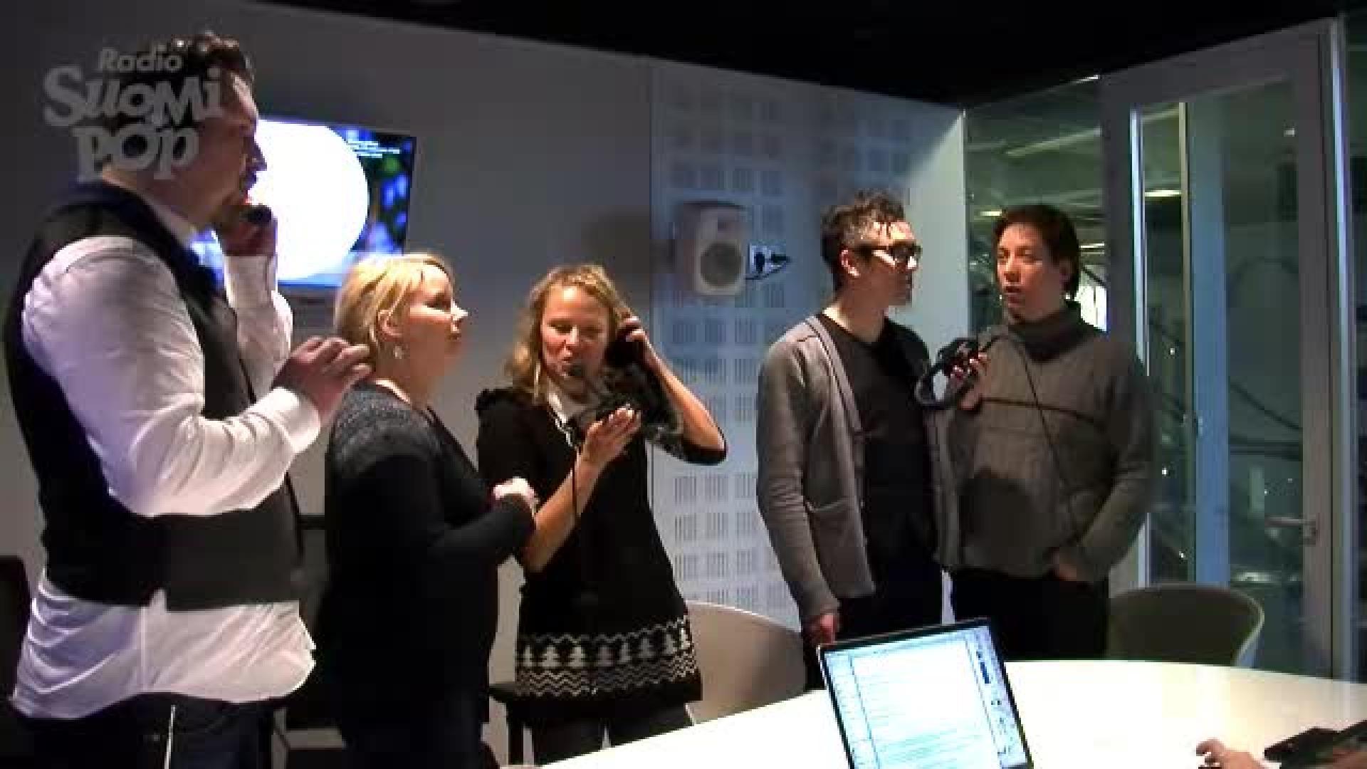 Club for Five esitti tunnetun joululaulun Suomipopin studiossa
