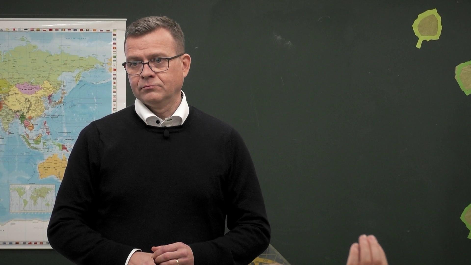 Oppilaat painostavat Petteri Orpon antamaan rehellisen vastauksen – näin hän arvottaa kulttuurin ja vanhustenhoidon