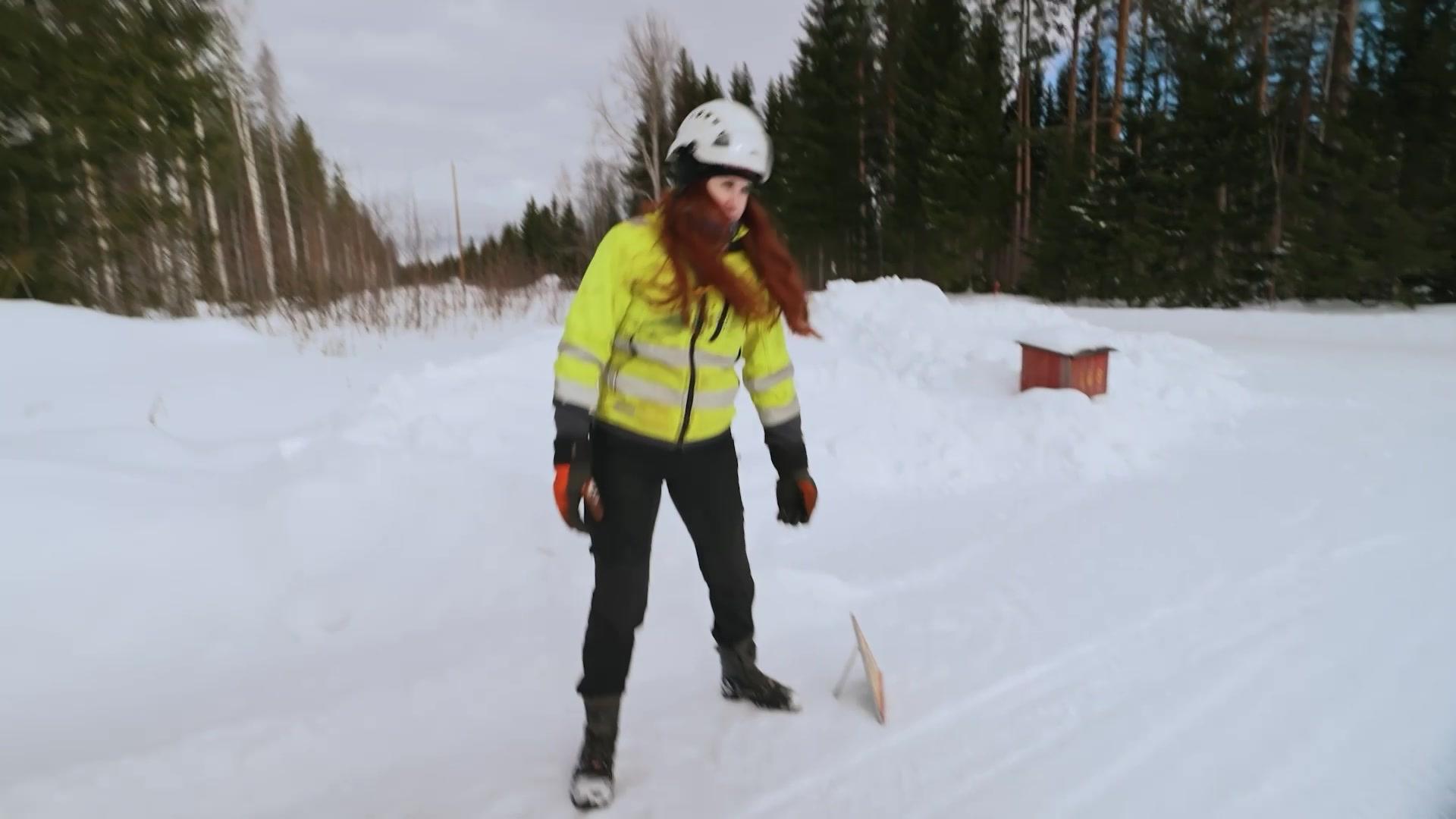 Anni-Riina, 24, pyörittää käsissään kymmeniä tonneja painavaa monsteria – antaa tiukan ohjeen tielläliikkujille: Jos näet jossain tämän kyltin niin…